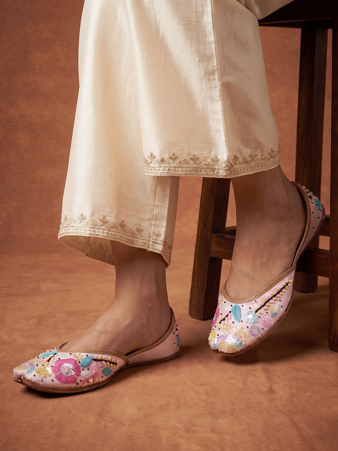 House of Pataudi Women Ethnic Mojaris Flats