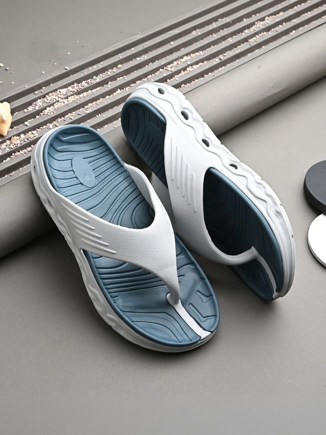 Vortek Men Colourblocked Thong Flip-Flops