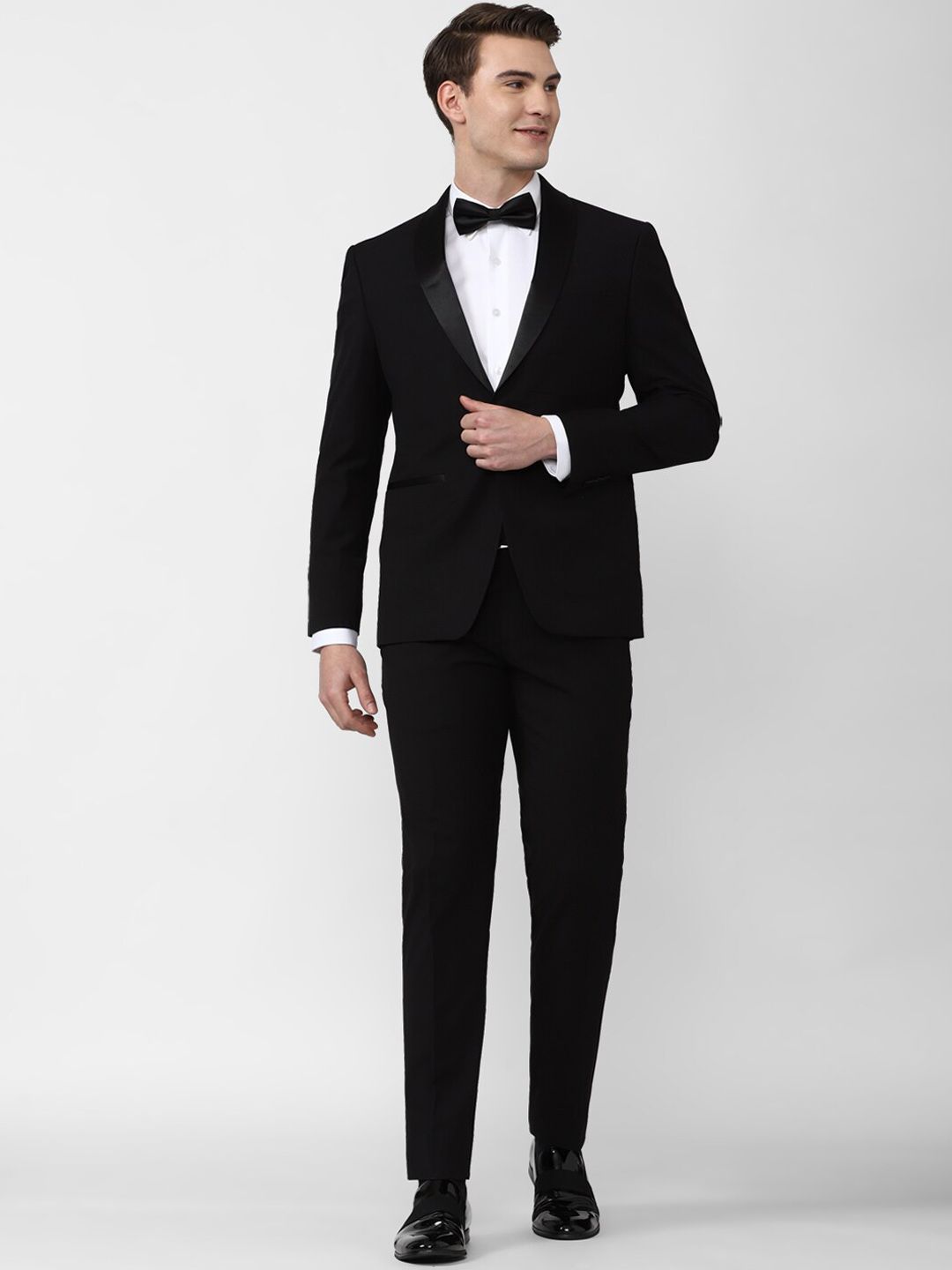 Peter England Elite Men Black Solid SingleBreasted SlimFit 2Piece