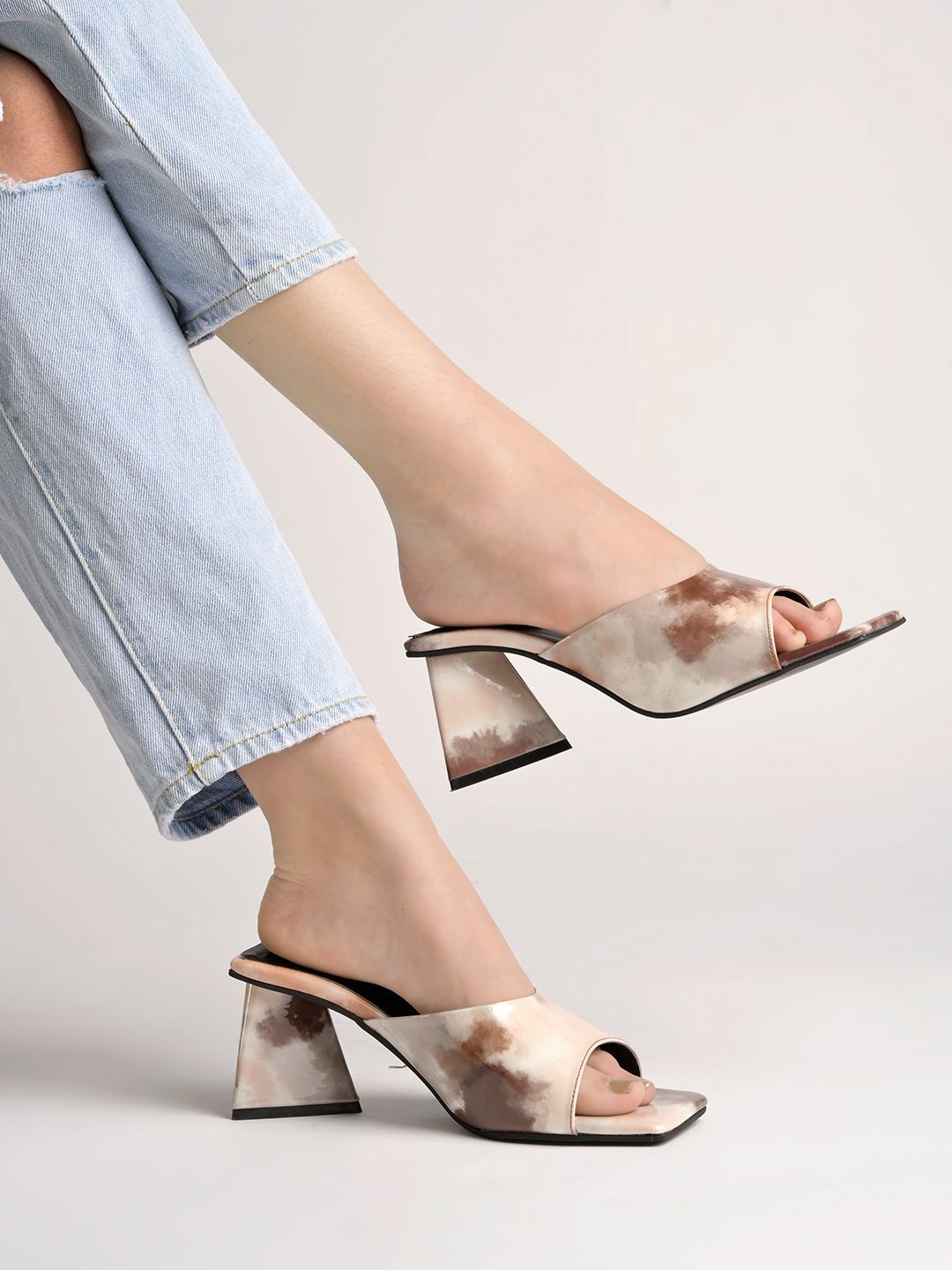 Shoetopia Women Brown & Cream-Coloured Printed Block Mules
