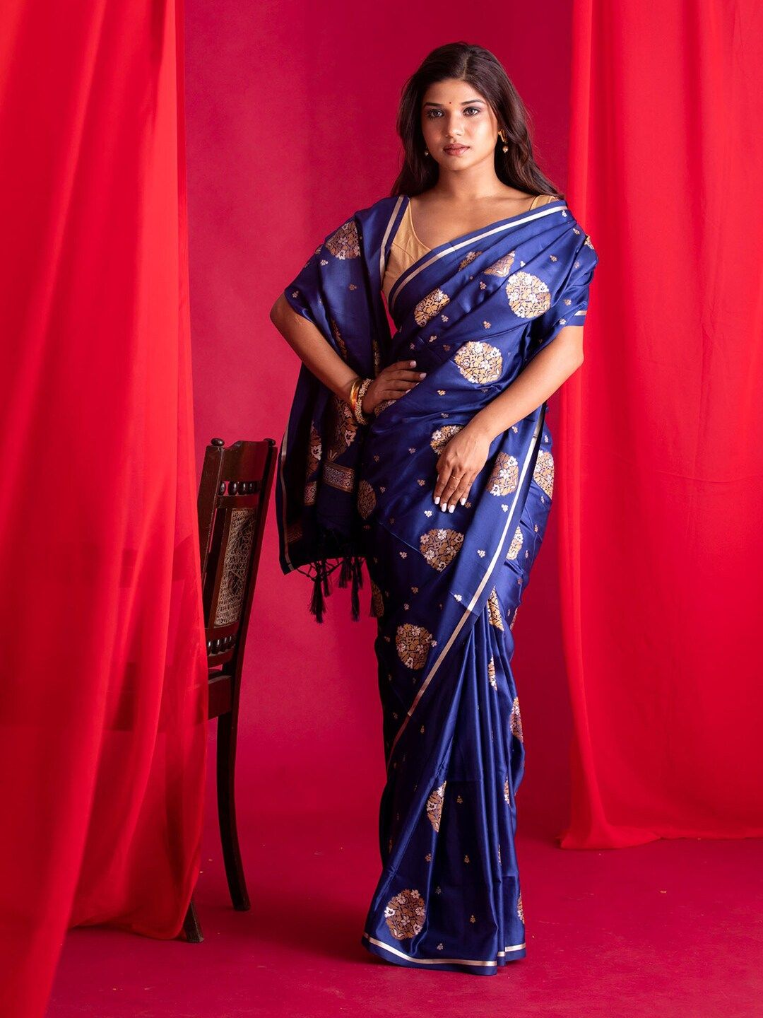 BEATITUDE Blue & Gold-Toned Floral Zari Silk Blend Banarasi Saree Price in India