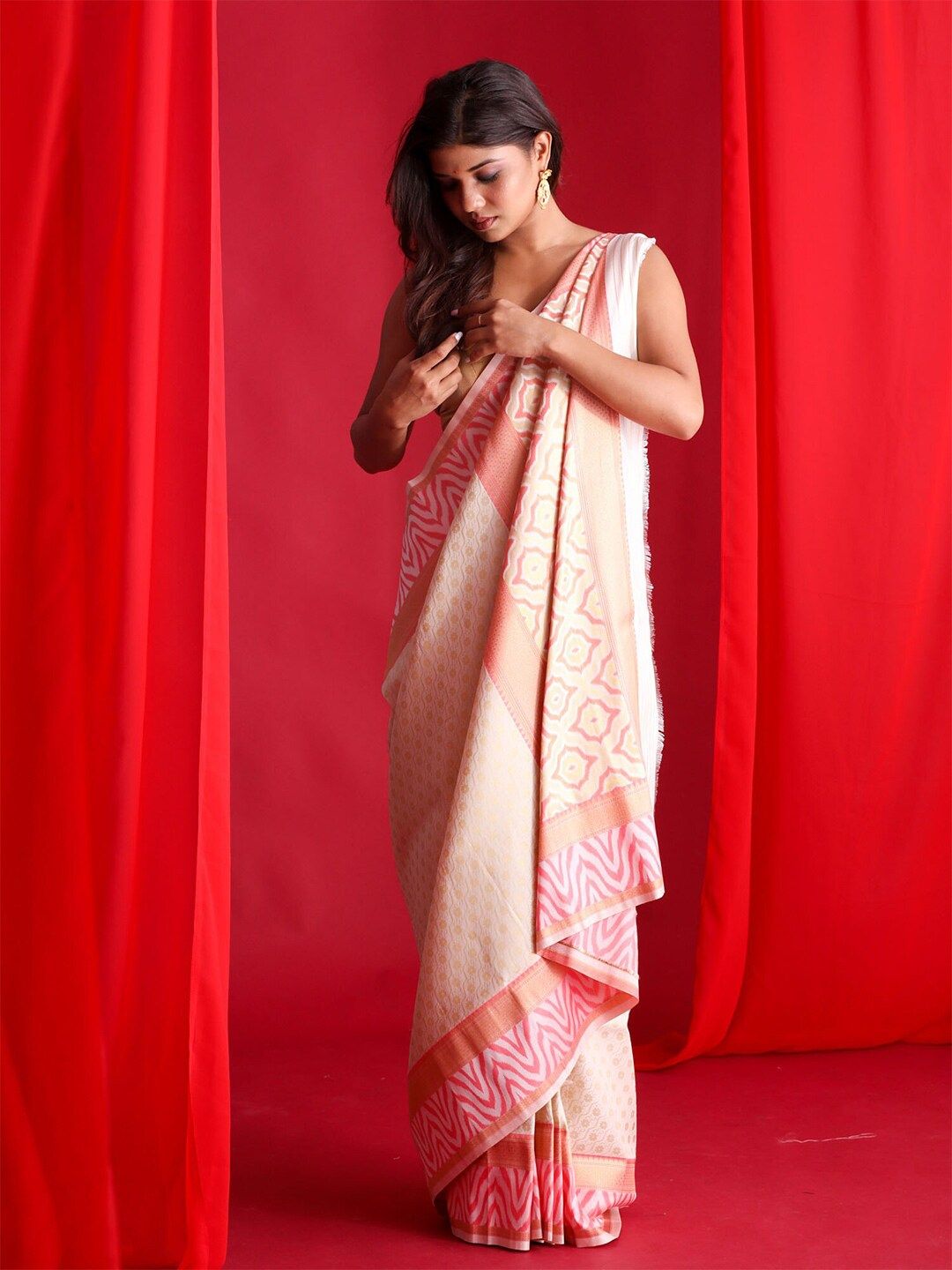 BEATITUDE Off White & Red Woven Design Silk Blend Banarasi Saree Price in India