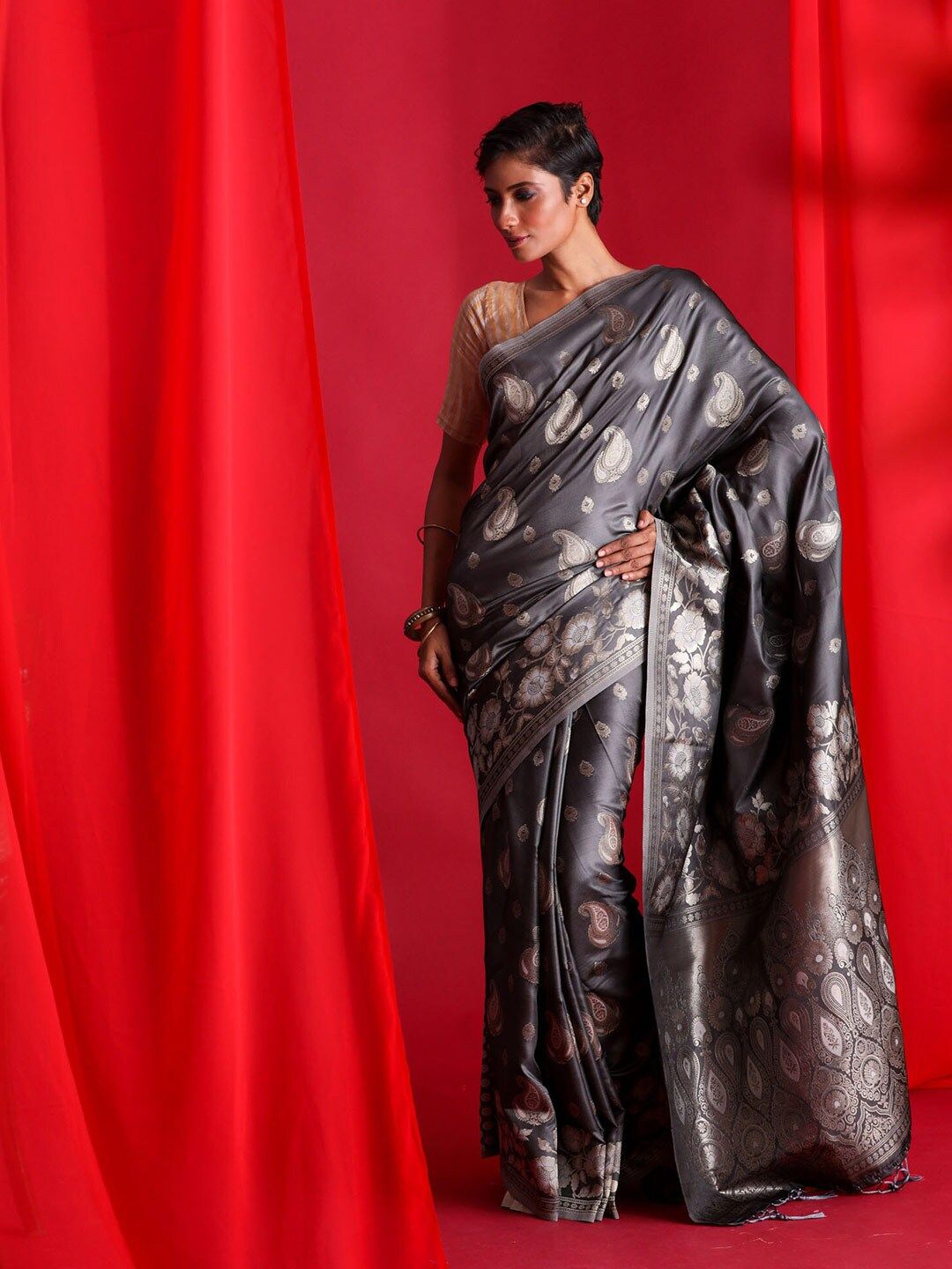 BEATITUDE Grey & Silver-Toned Paisley Zari Silk Blend Banarasi Saree Price in India