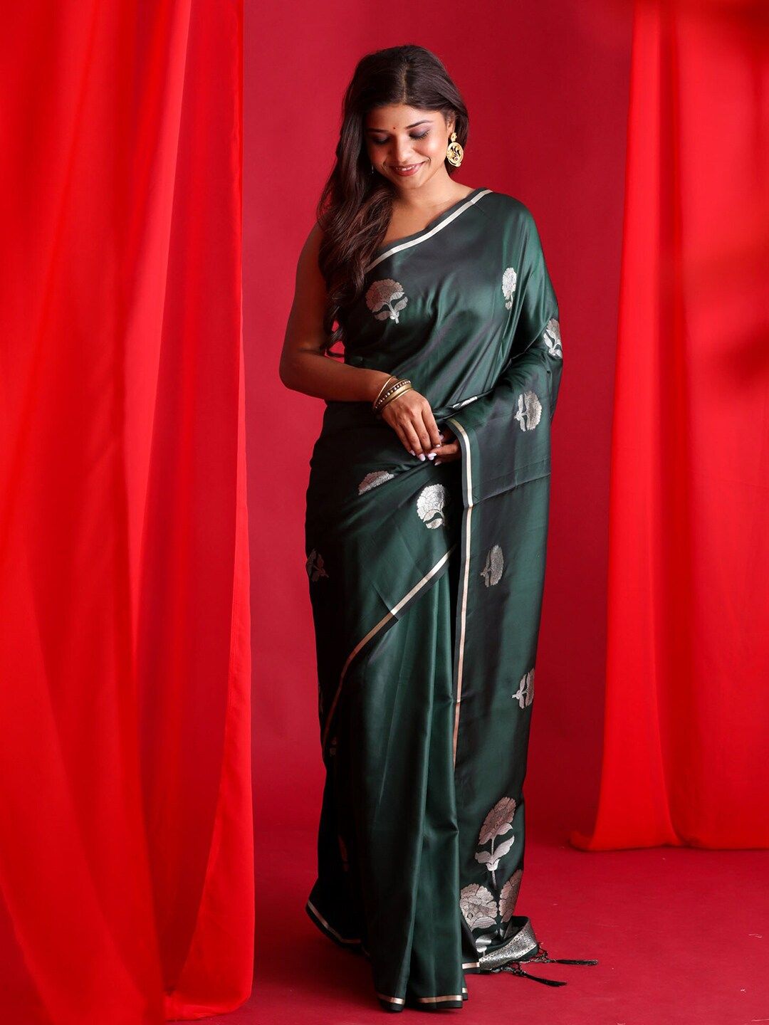 BEATITUDE Green & Silver-Toned Ethnic Motifs Zari Silk Blend Banarasi Saree Price in India