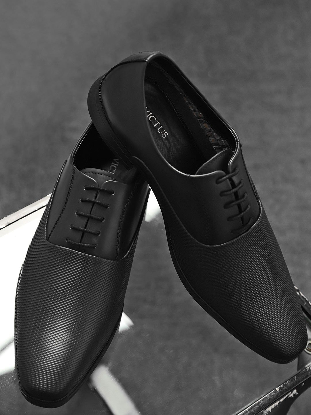 INVICTUS Men Black Textured Oxfords