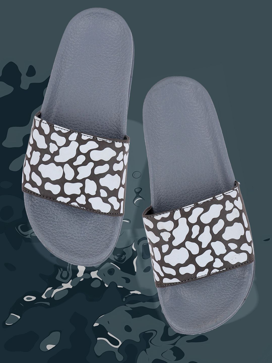 FREECO Women Grey & White Geometric Printed Sliders