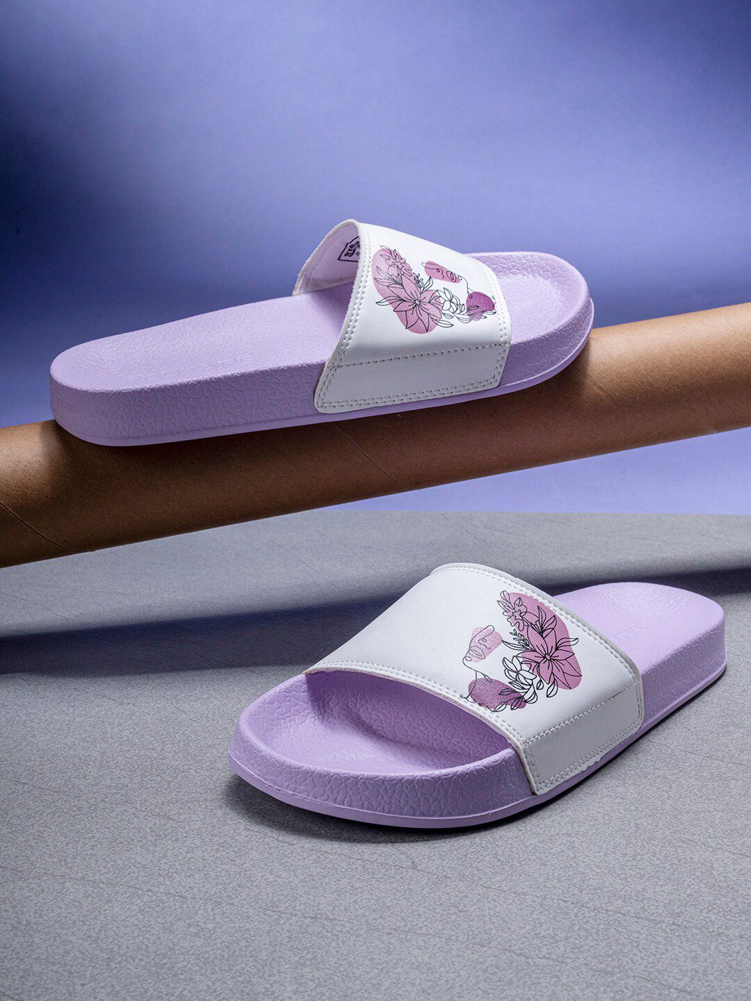 Red Tape Women Purple Printed Rubber Sliders