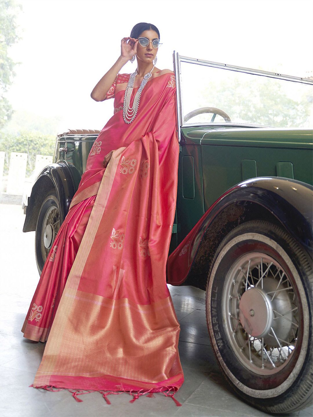 ODETTE Pink & Gold-Toned Floral Zari Silk Blend Banarasi Saree Price in India