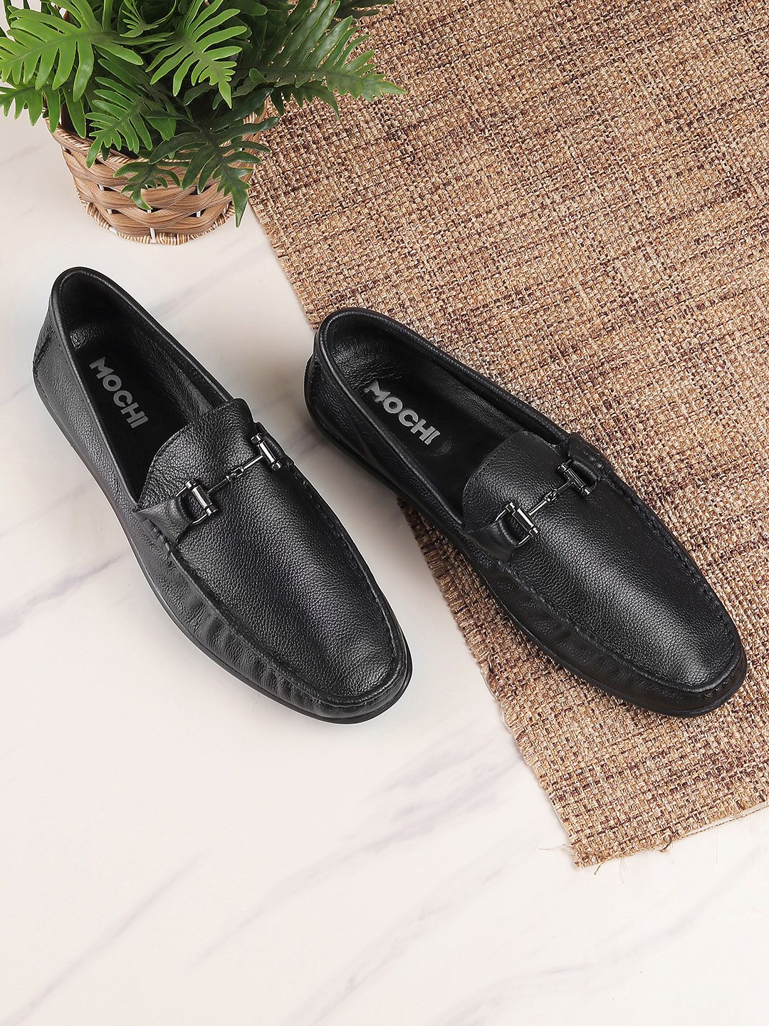 Mochi Men Black Textured Leather Loafers