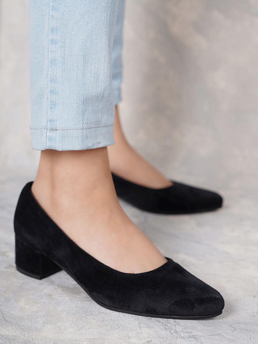 DressBerry Women Black Solid Velvet Block Pumps