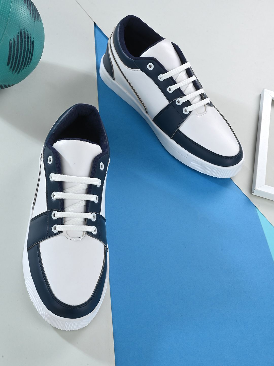 Roadster Men Colourblocked Sneakers