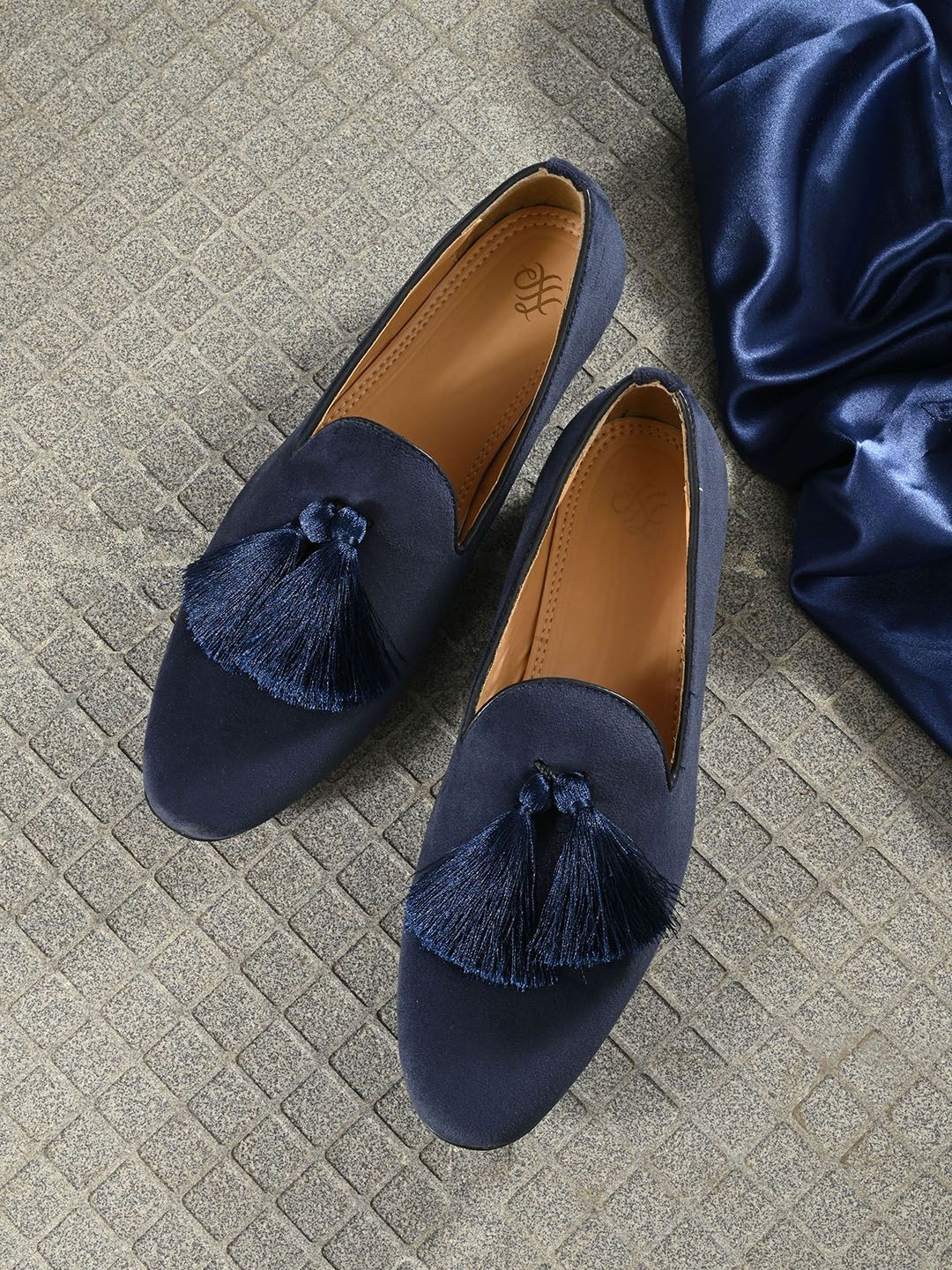 House of Pataudi Men Lightweight Tasselled Velvet Loafers