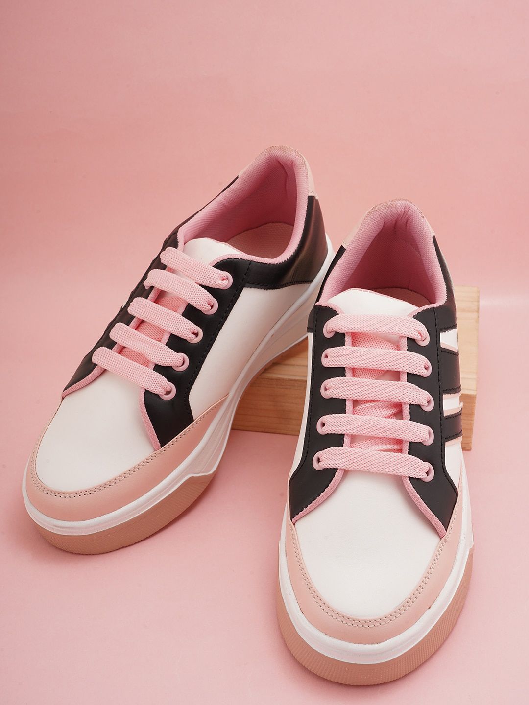 Walkfree Women Colourblocked Lace-Up Lightweight Sneakers Price in India