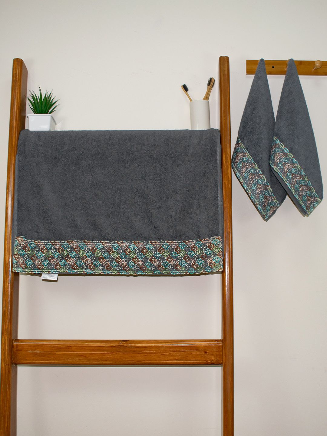 RANGOLI Set Of 3 Grey 550 GSM Pure Cotton Lace Towel Set