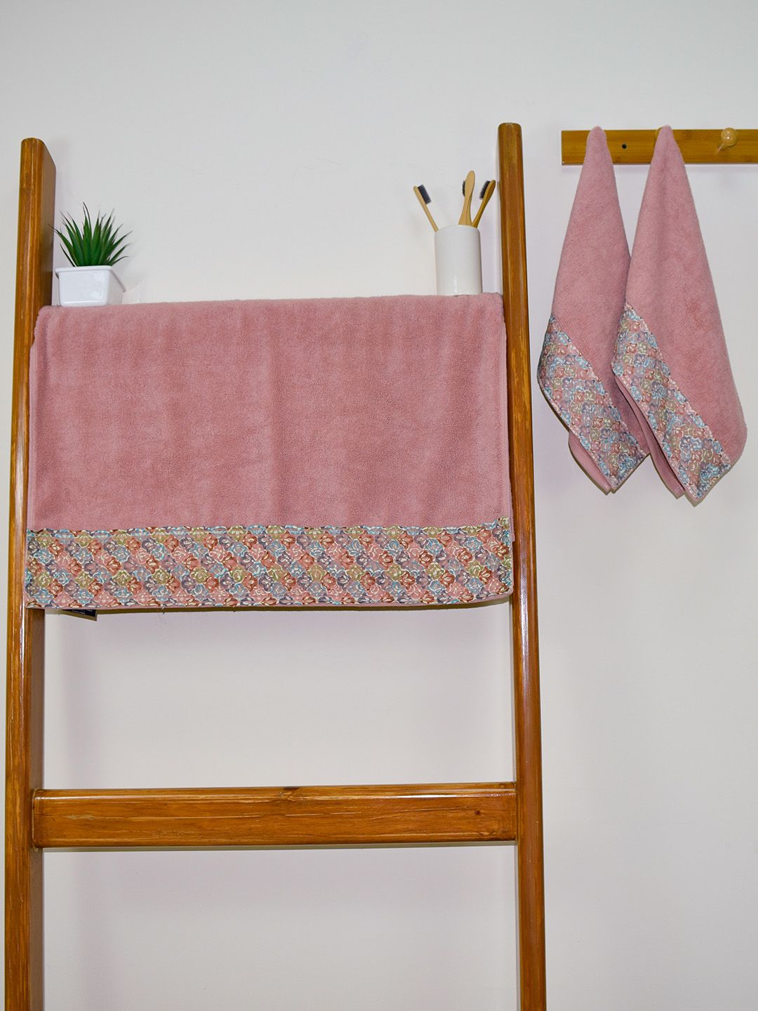 RANGOLI Set Of 3 550 GSM Pure Cotton Towel Set
