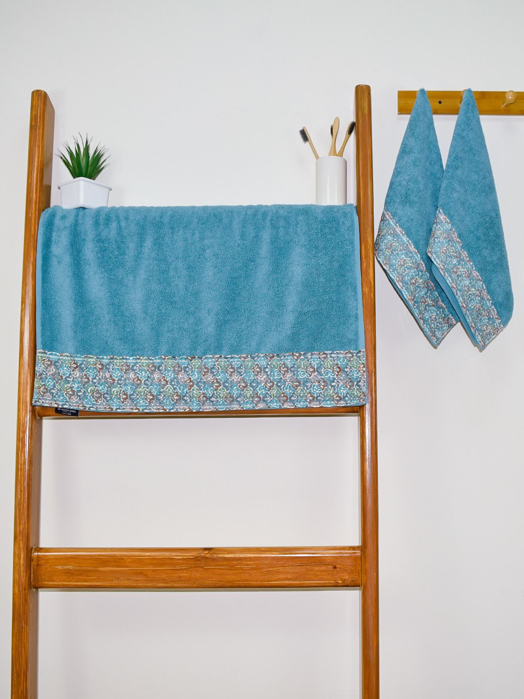 RANGOLI Set Of 3 Blue 500 GSM Pure Cotton Lace Towel Set