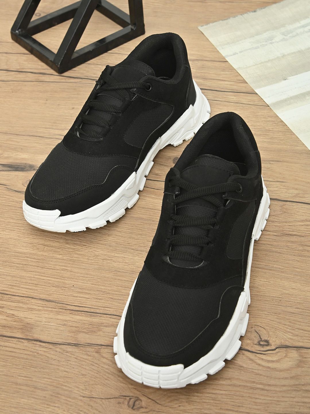 Roadster Men Lightweight Sneakers