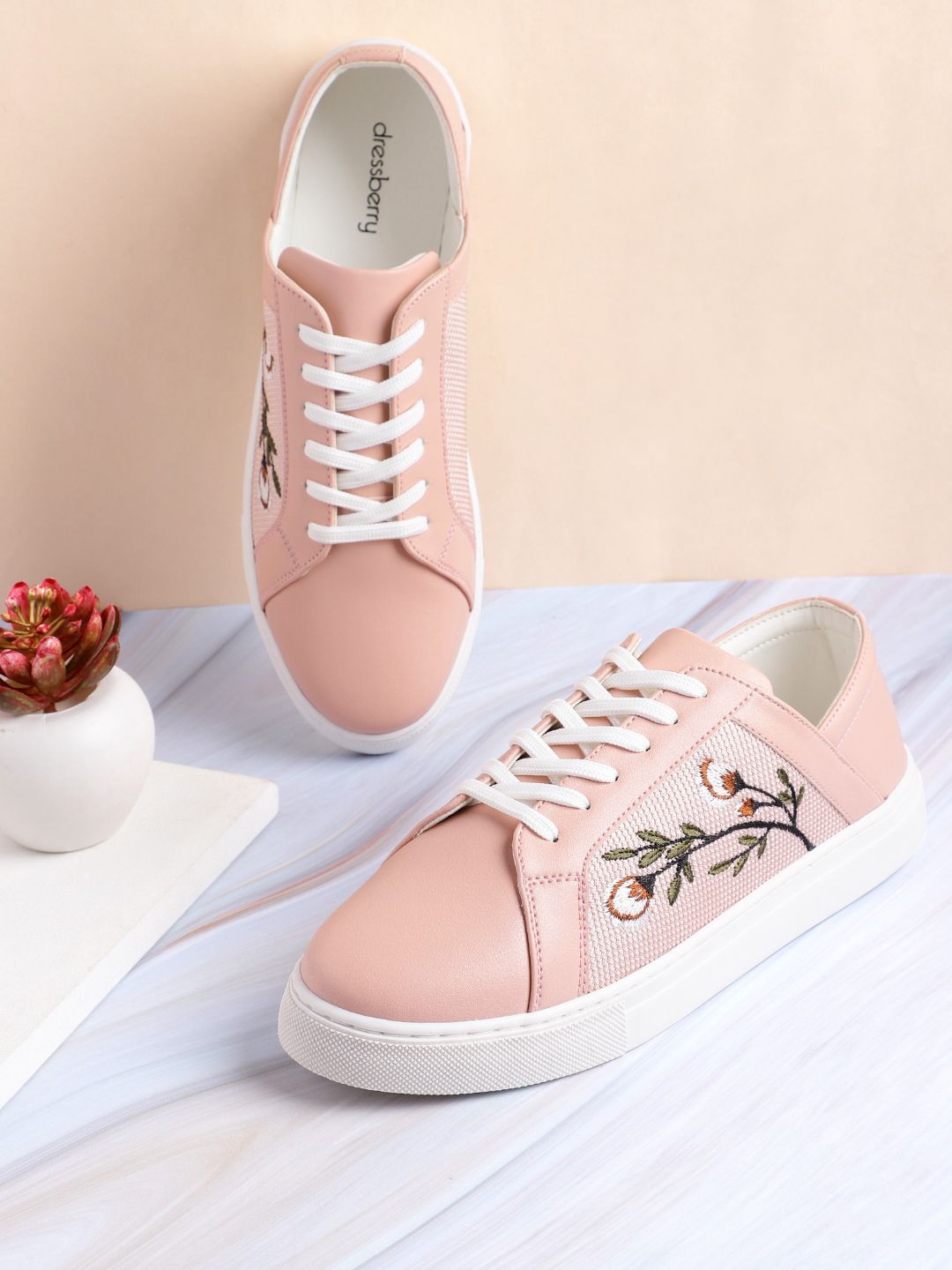 DressBerry Women Round Toe Floral Embroidered Sneakers