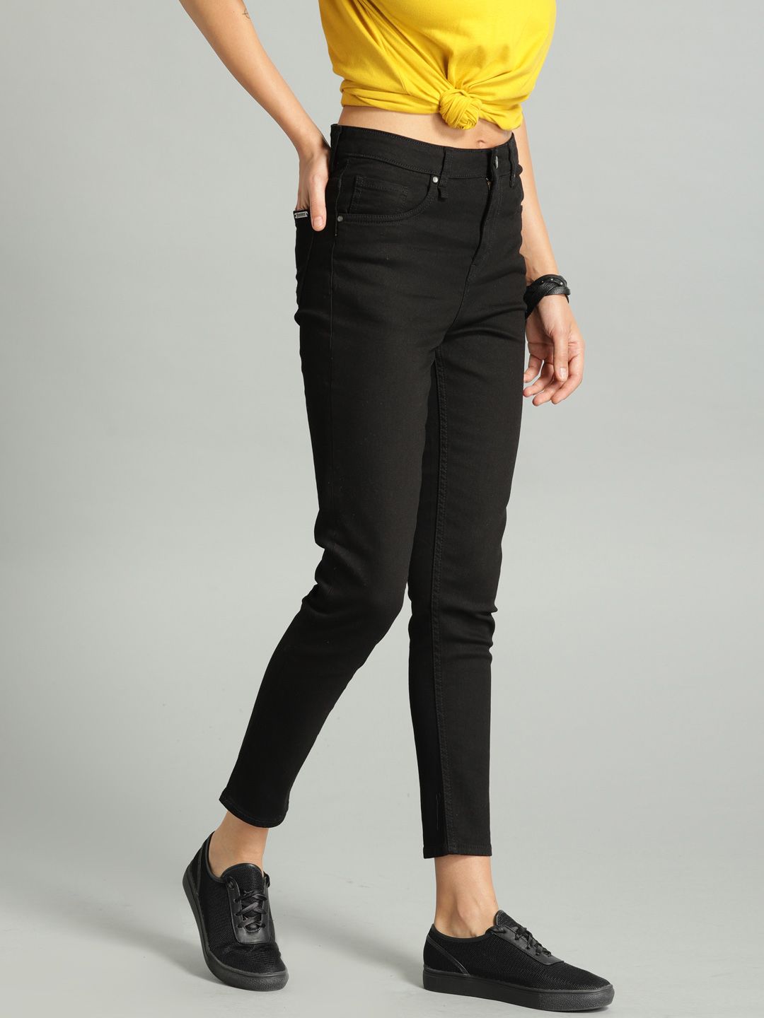 Roadster Women Black Skinny Fit Mid-Rise Clean Look Stretchable Cropped Jeans Price in India