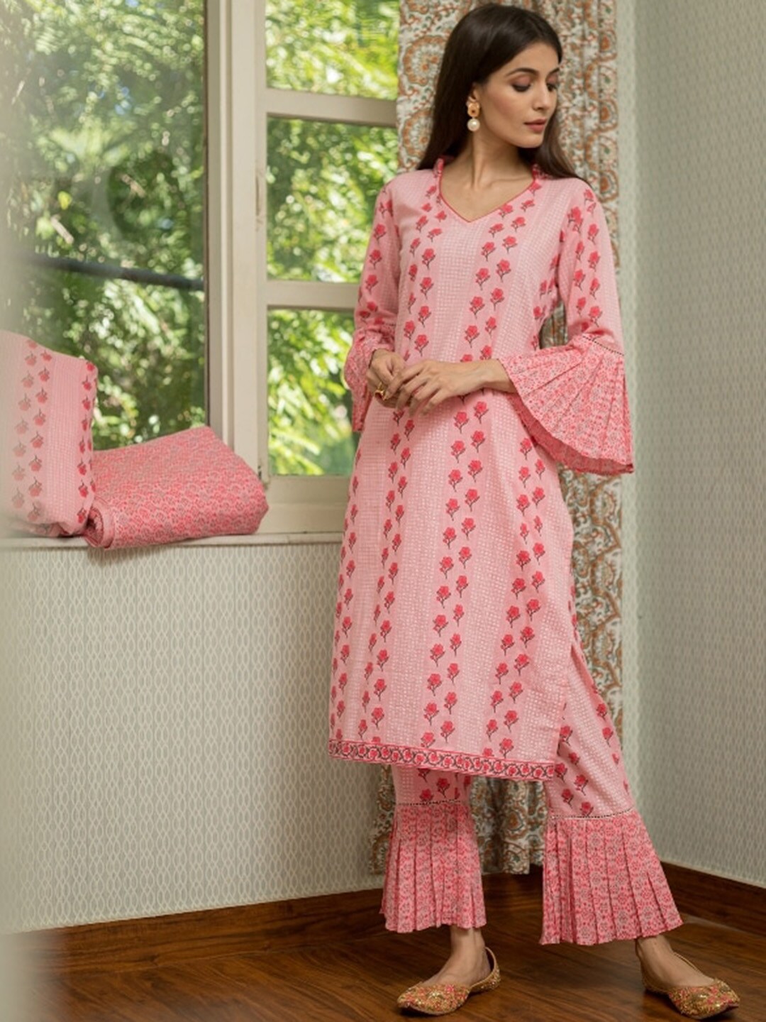 ArtiZenWeaves Women Pink Floral Printed Kurta with Trousers Price in India