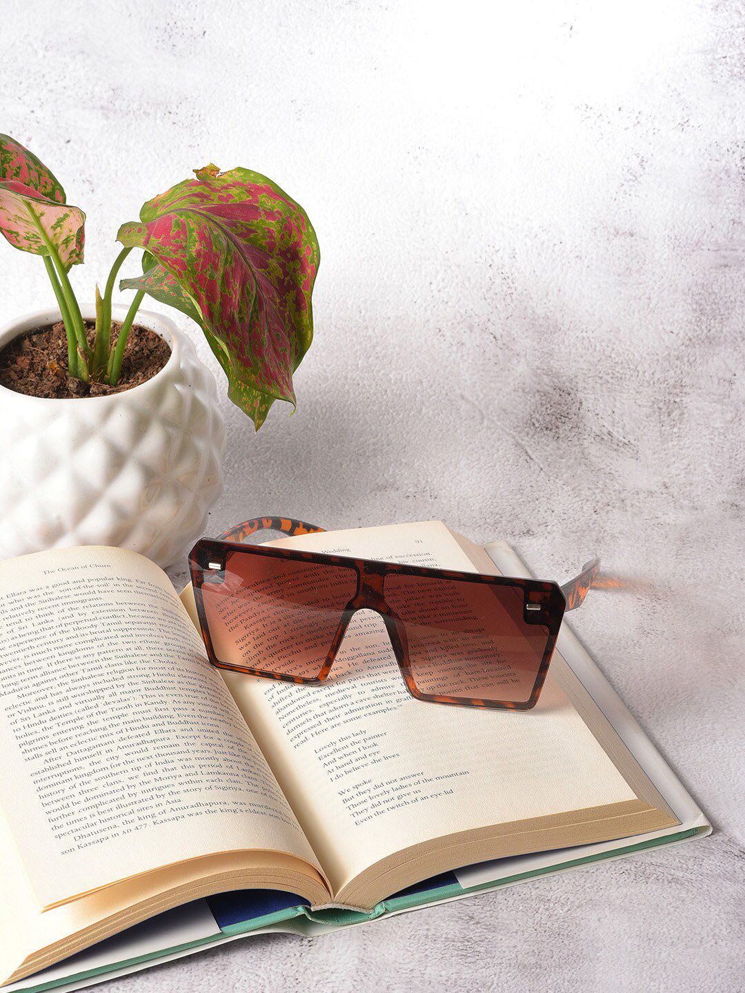 HAUTE SAUCE by Campus Sutra Women Oversized Sunglasses with Protected Lens SUM23_HSSG1106