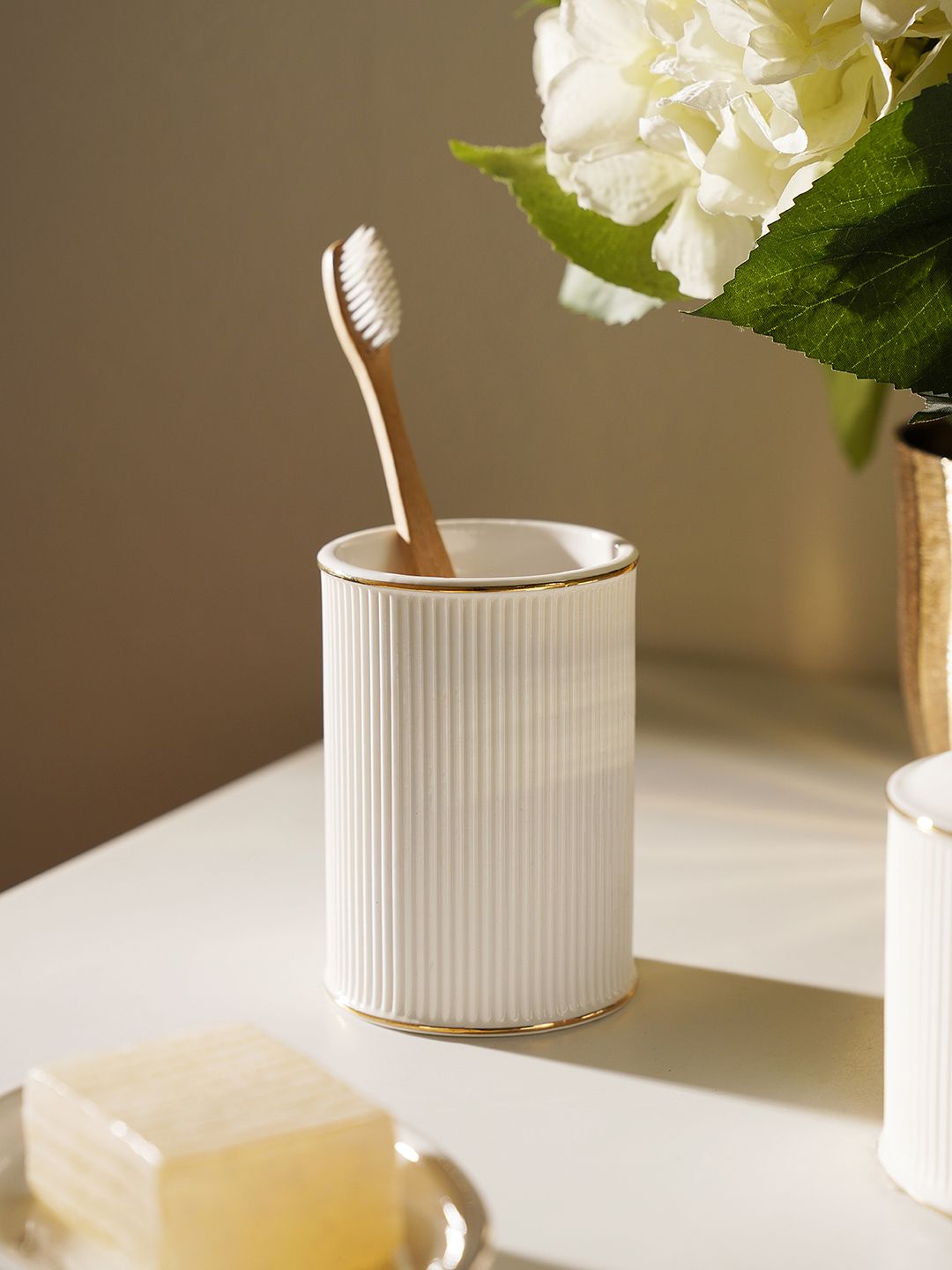 Pure Home and Living White & Gold-Toned Ribbed Porcelain Toothbrush Holder