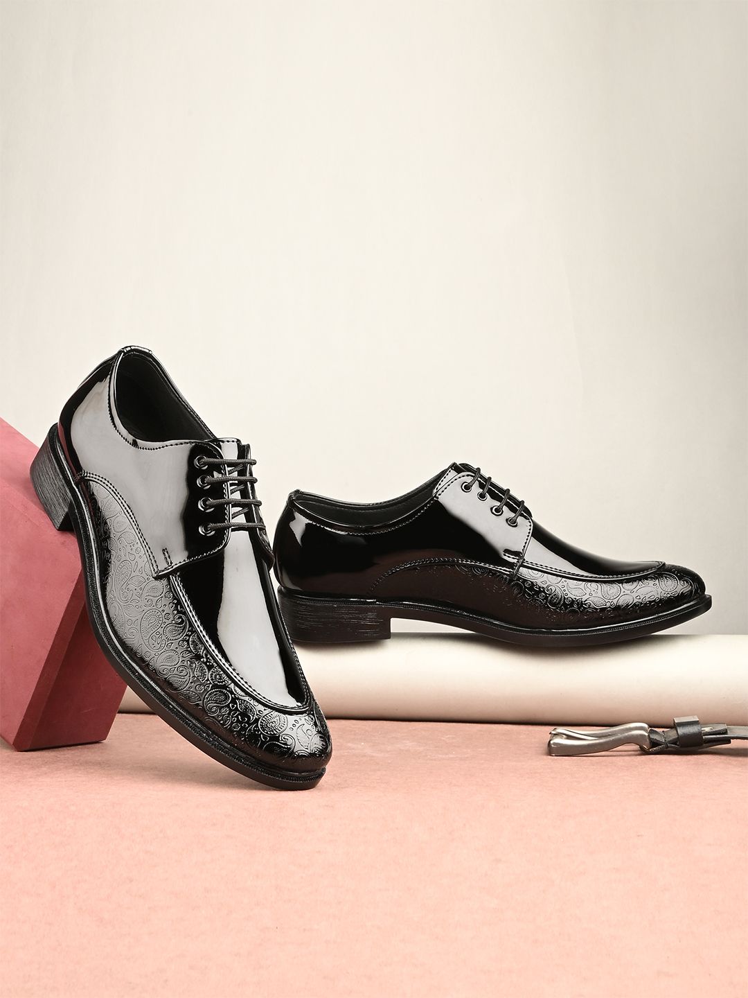 INVICTUS Men Textured Formal Derbys
