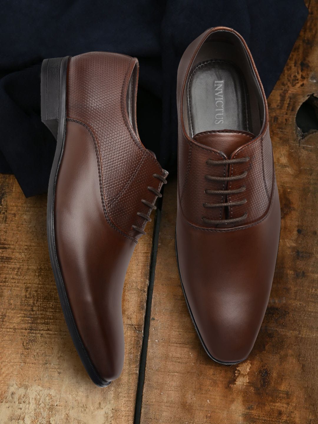 INVICTUS Men Brown Textured Oxfords