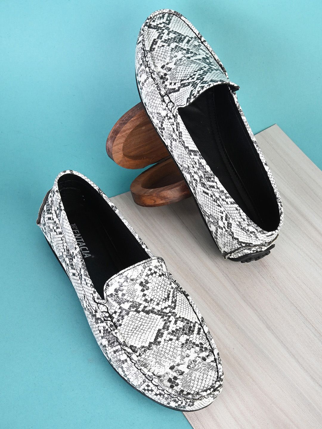 Fentacia Women Printed Lightweight Loafers Price in India