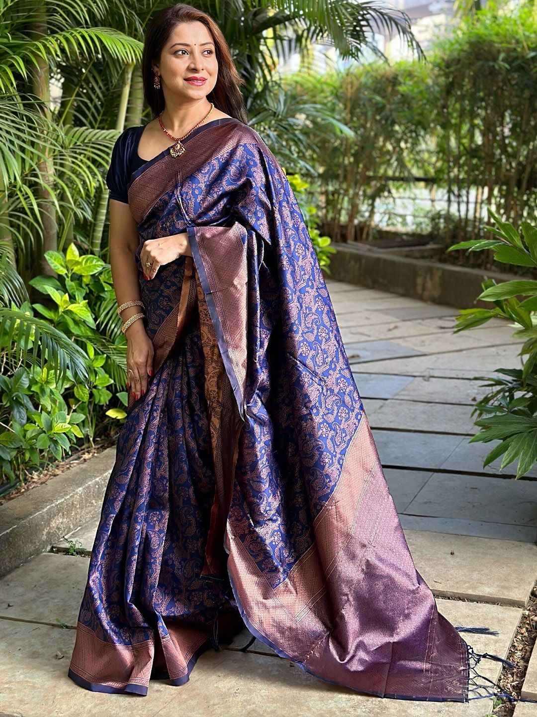 AVANTIKA FASHION Floral Woven Design Zari Pure Silk Kanjeevaram Saree Price in India