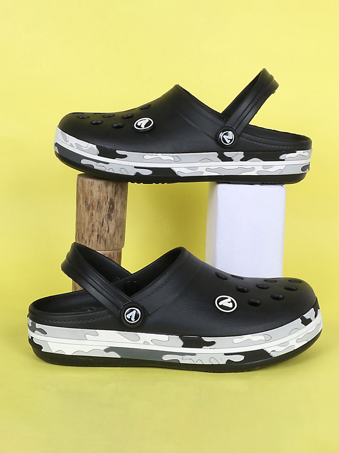 Aqualite Men Round Toe Slip On Clogs