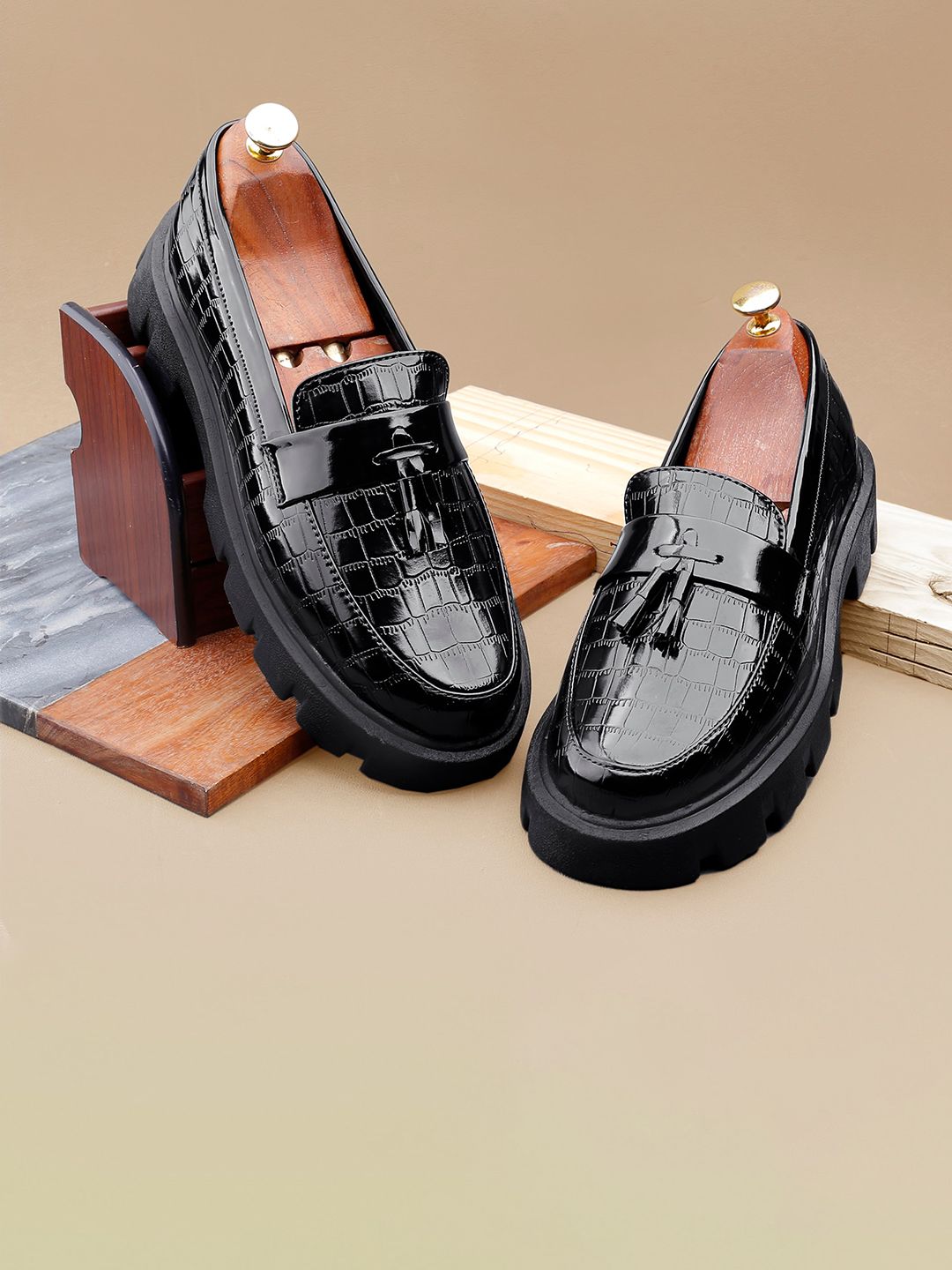 Bxxy Men Textured Heeled Tassel Loafers