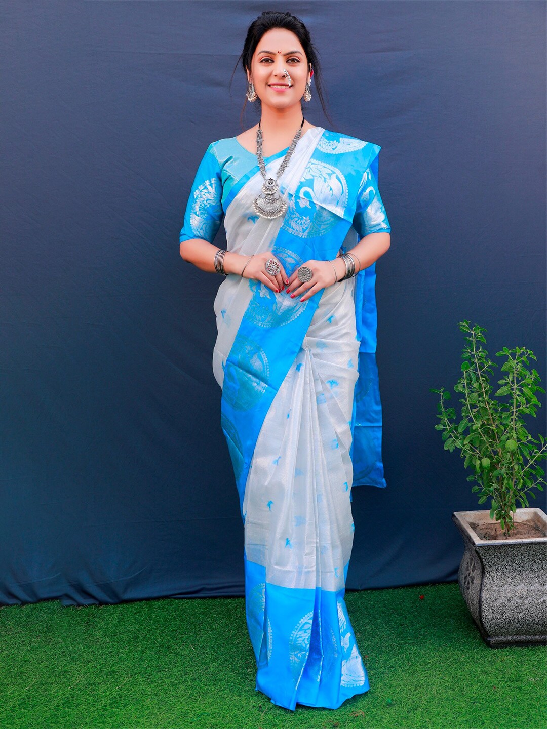 AVANTIKA FASHION Floral Woven Design Zari Tissue Kanjeevaram Saree Price in India