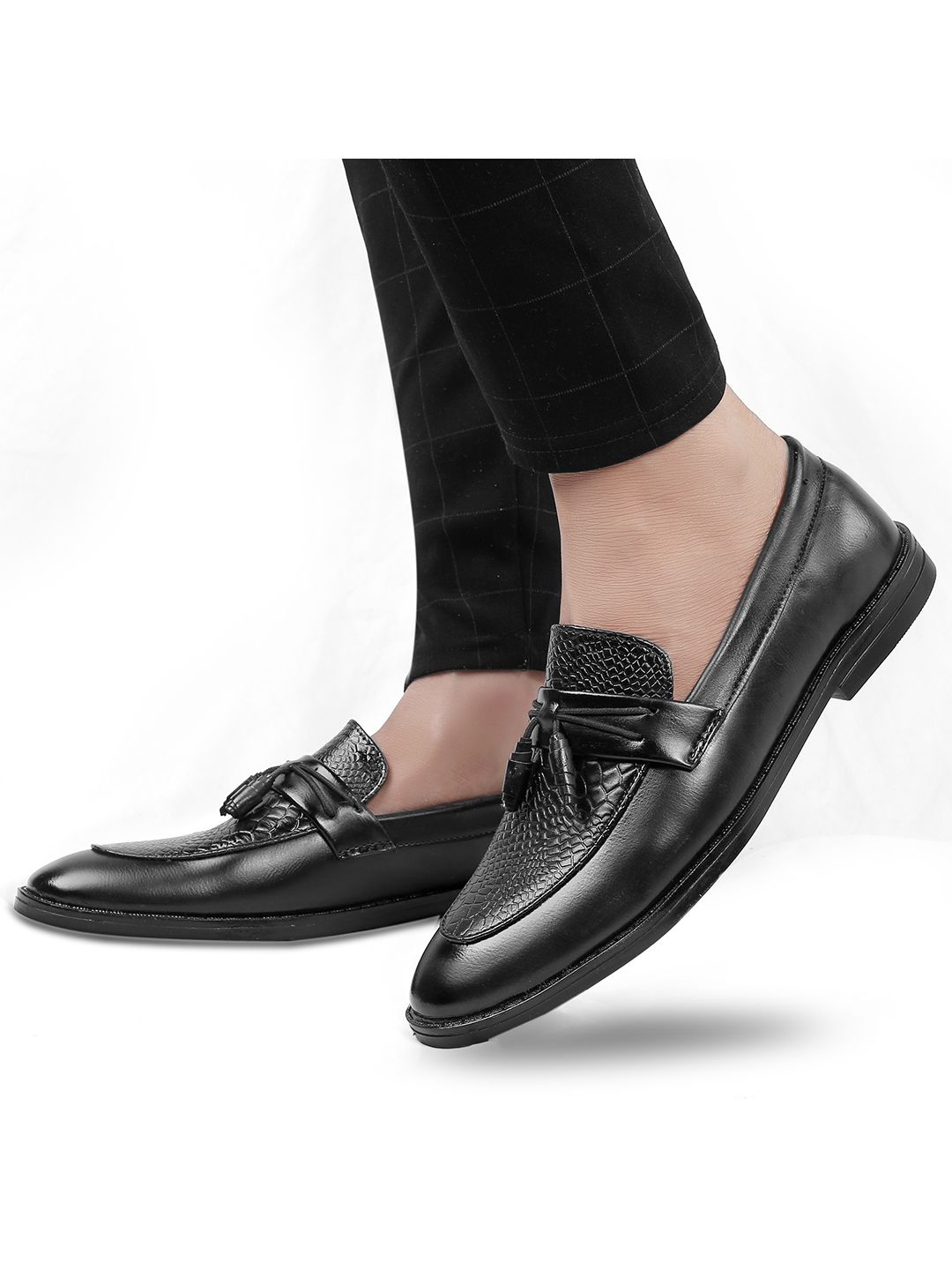 Bxxy Men Textured Tassel Loafers