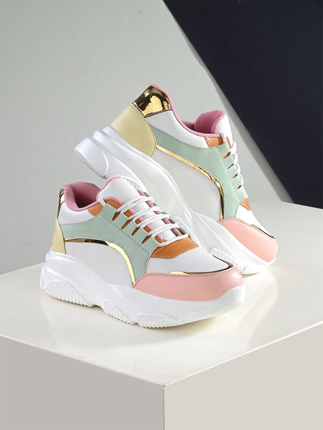 The Roadster Lifestyle Co. Women White & Pink Colourblocked Lightweight Comfort Sneakers