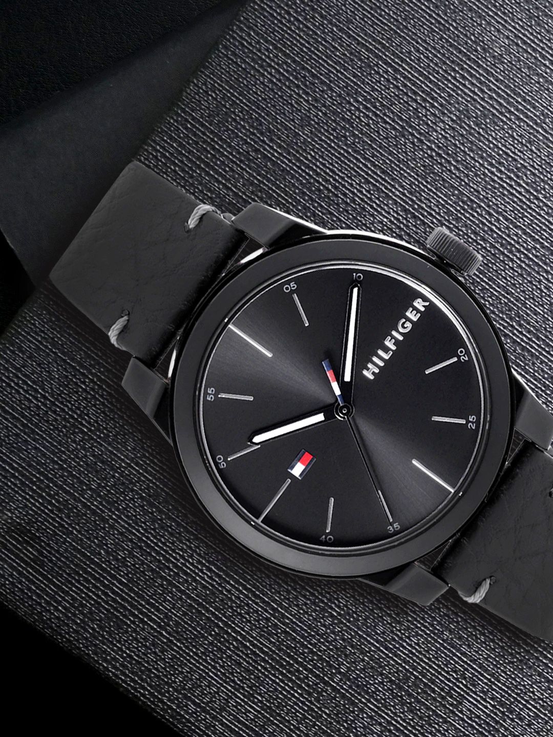 Tommy Hilfiger Tommy Hilfiger Men Black Dial & Black Leather Straps Analogue Watch TH1791384
