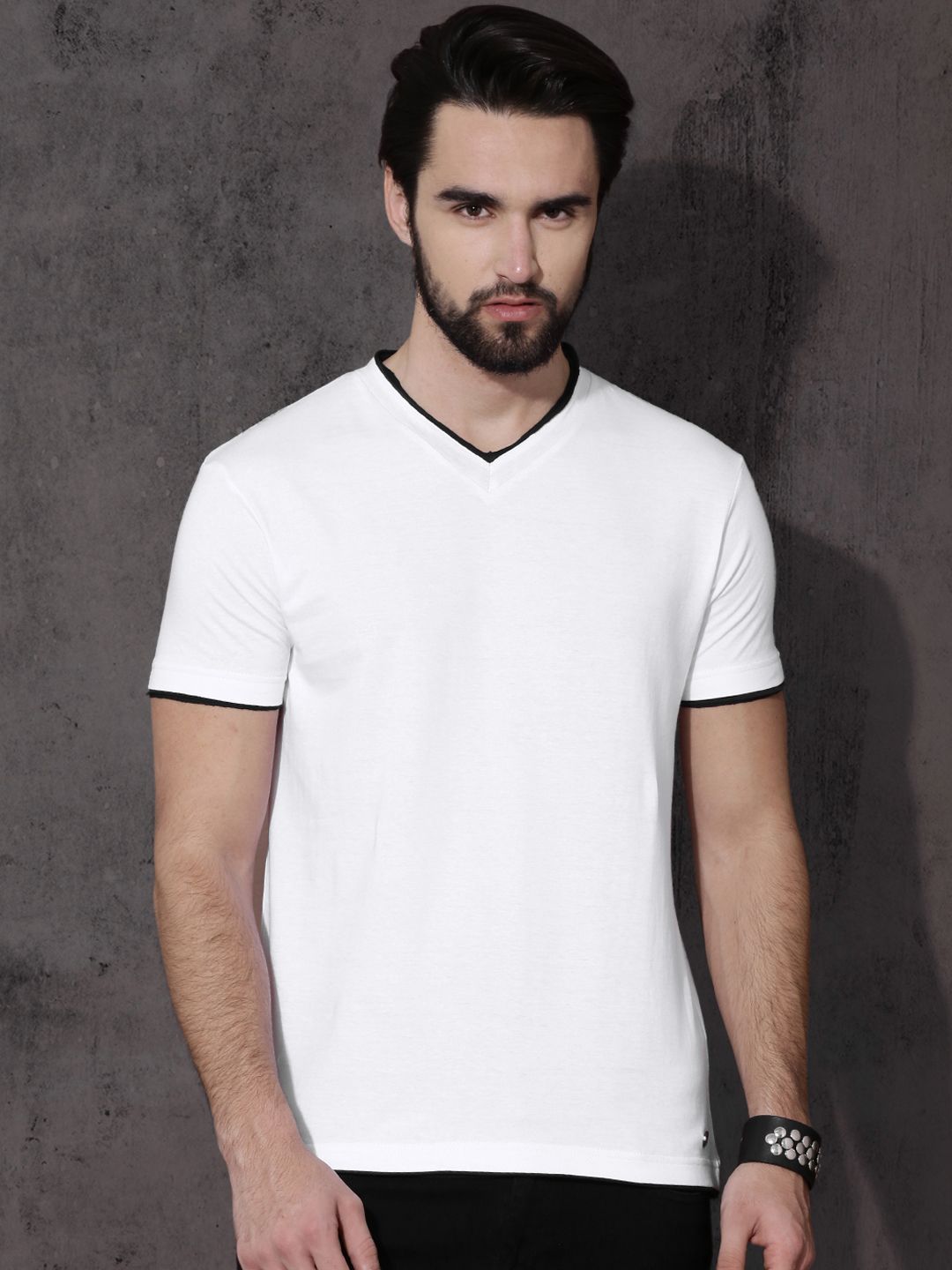 Roadster Men White Solid V-Neck T-shirt with Contrast Raw Edges