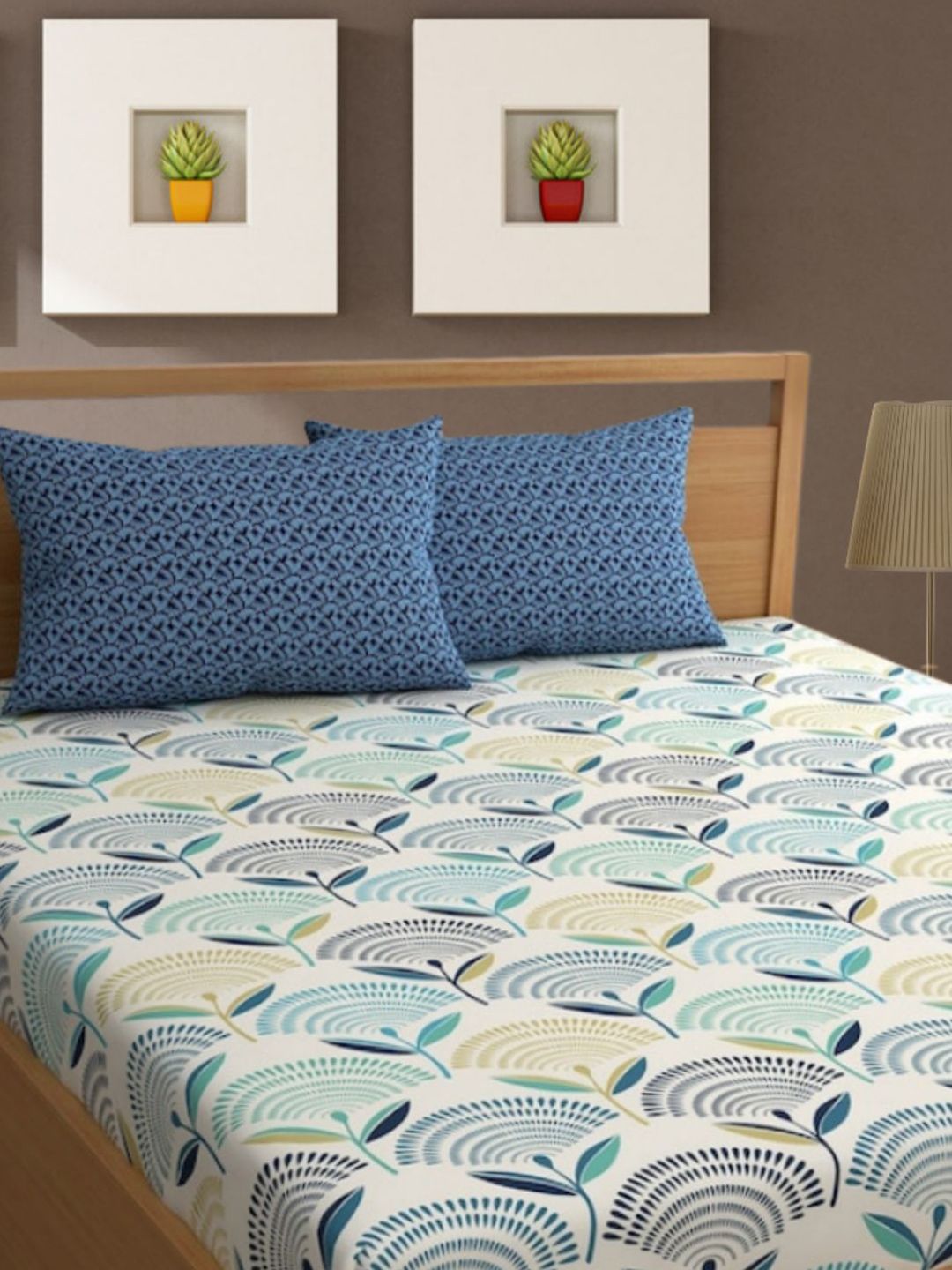 Bajo's White & Green Geometric 350 TC Cotton King Bedsheet & 2 Pillow Covers