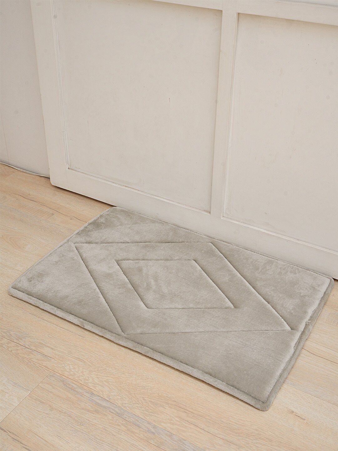 Ariana Grey Textured 2000 GSM Memory Foam Anti-Skid Bathmat