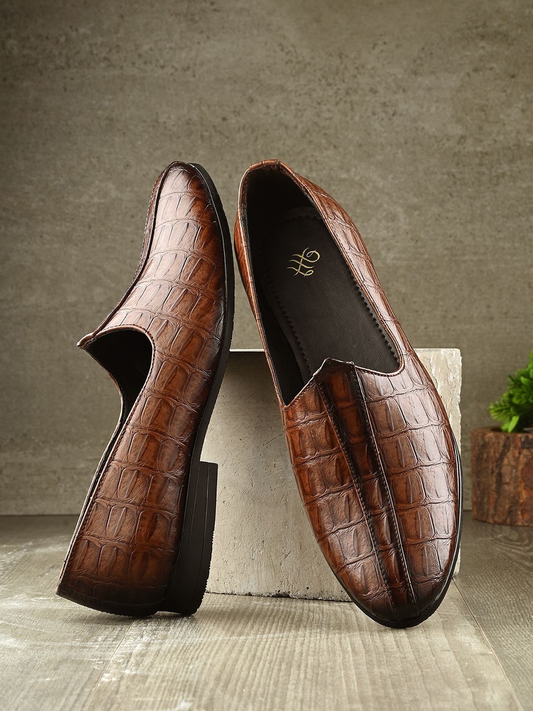 House of Pataudi Men Textured Slip On Mojaris