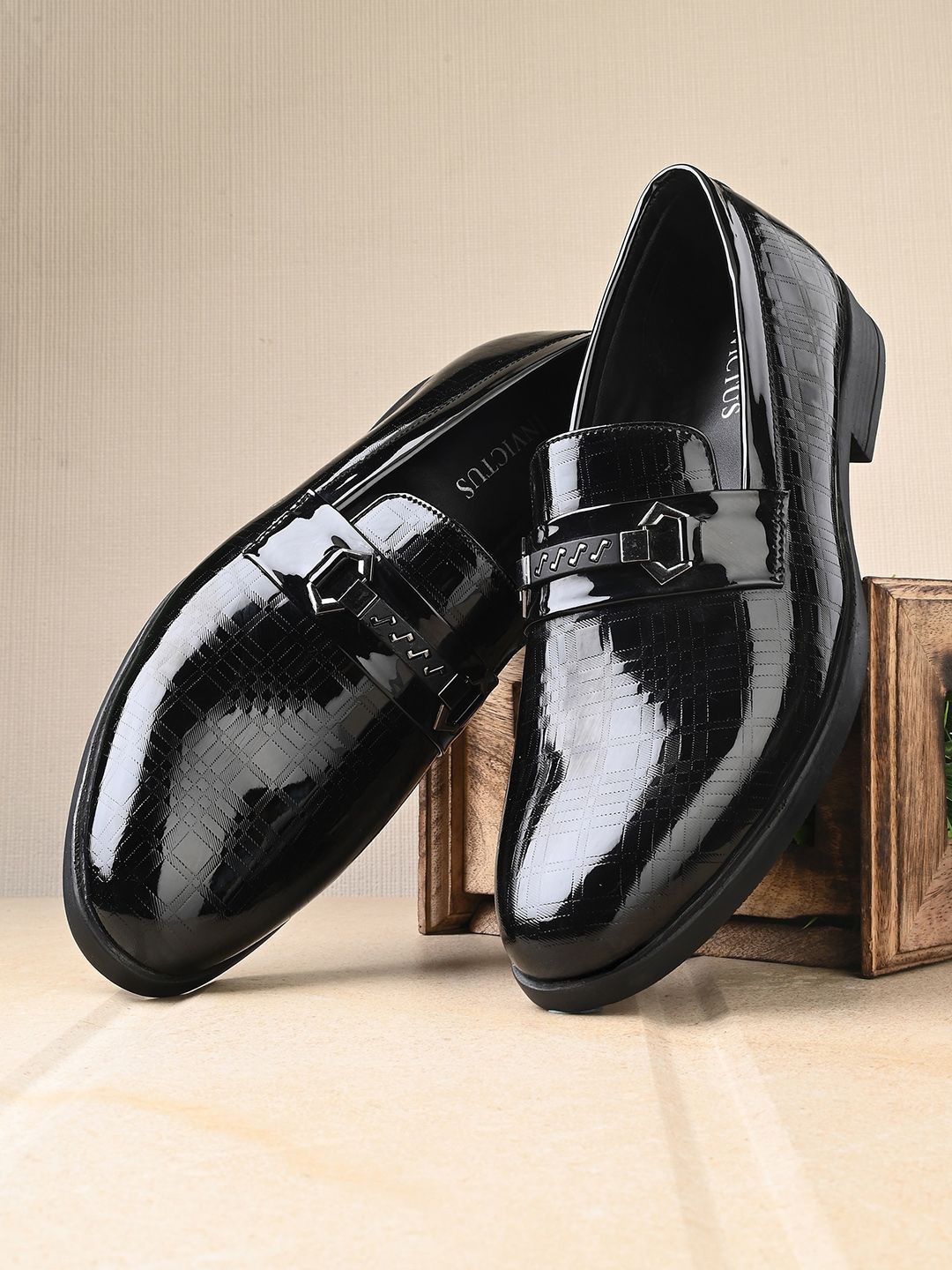 INVICTUS Men Textured Patent Leather Formal Horsebit Loafers