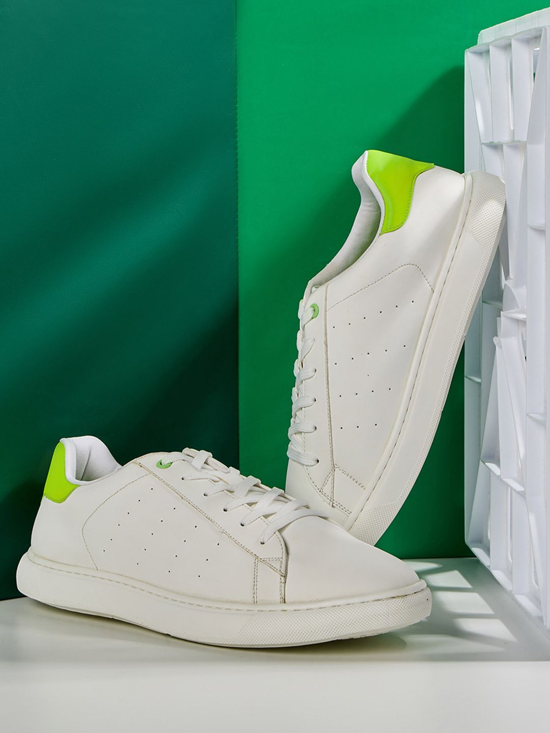 Styli Men Round Toe Basics Sneakers