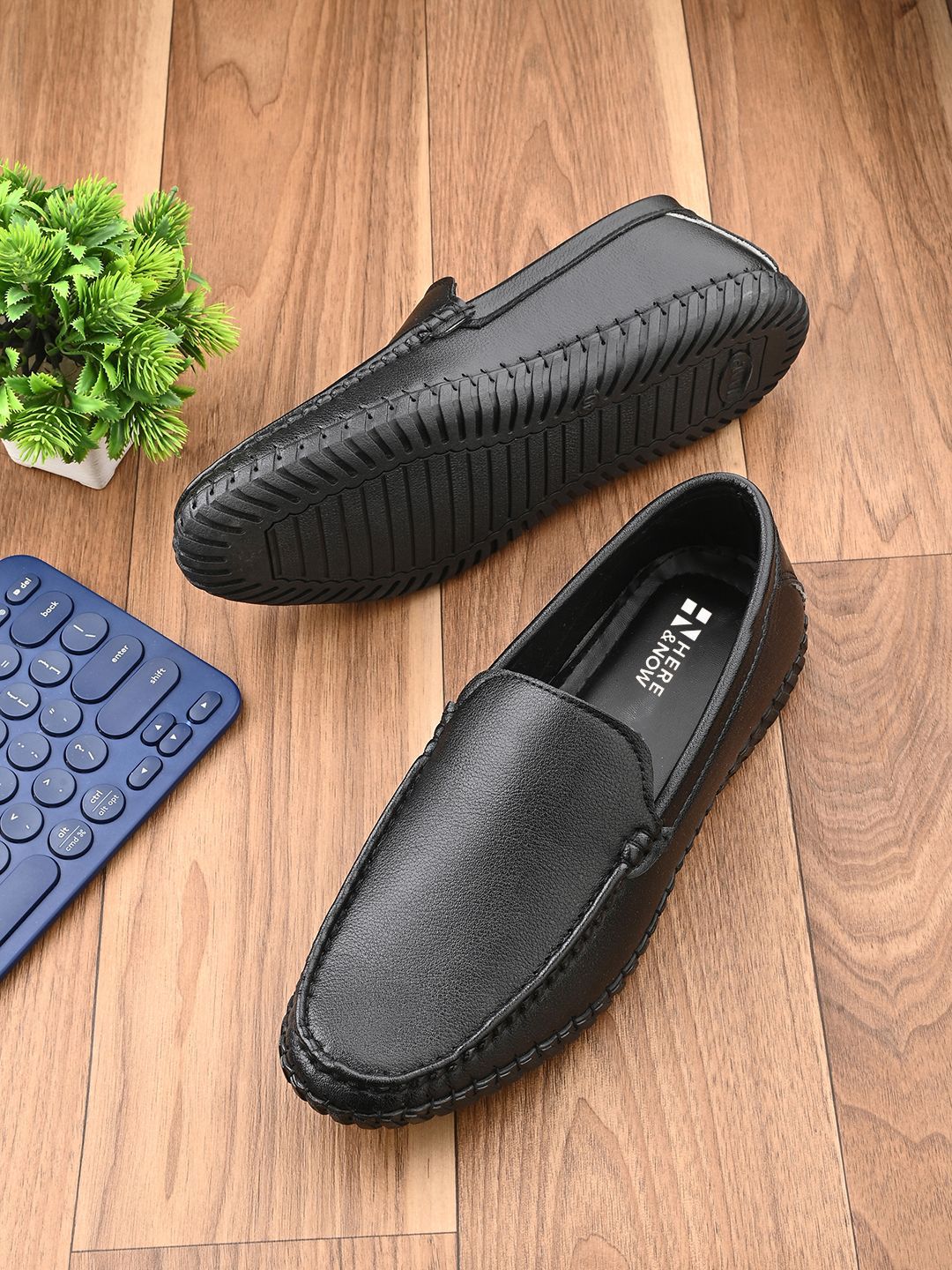 HERE&NOW Men Black Textured Round Toe Loafers