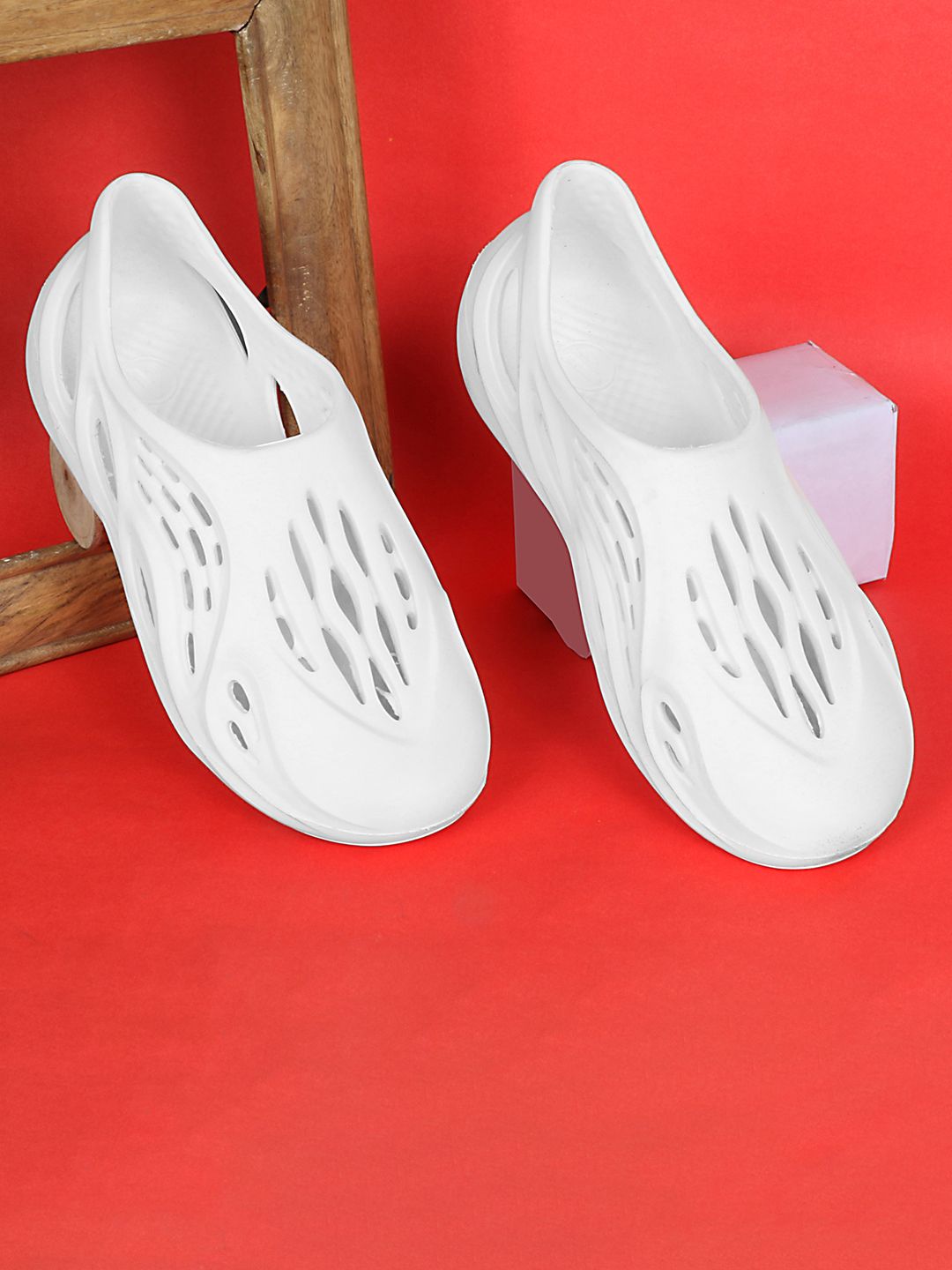 Aqualite Men Self Design Clogs
