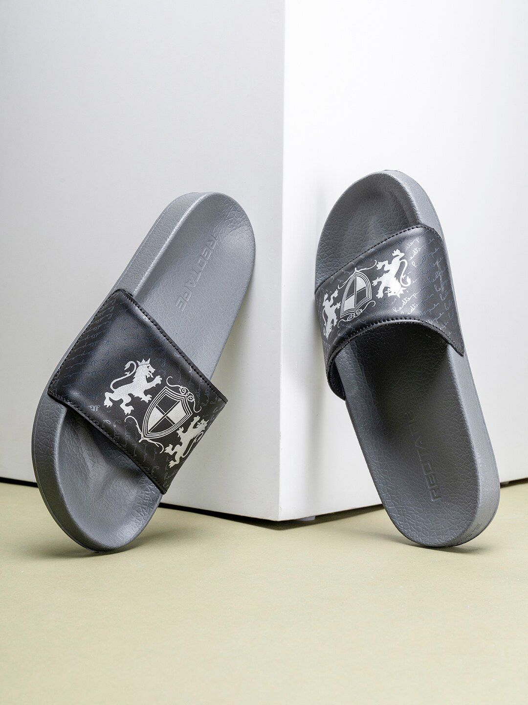 Red Tape Men Printed Sliders
