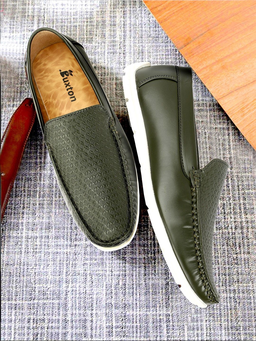 Buxton Men Textured Slip-On Loafers