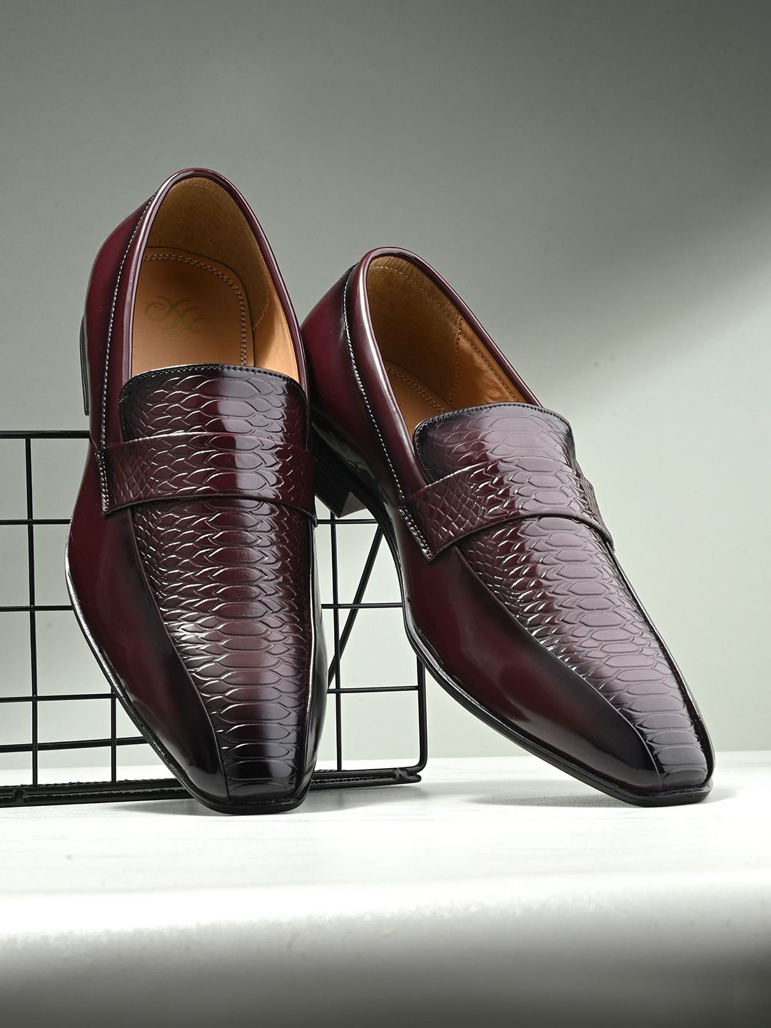 House of Pataudi Men Textured Formal Loafers