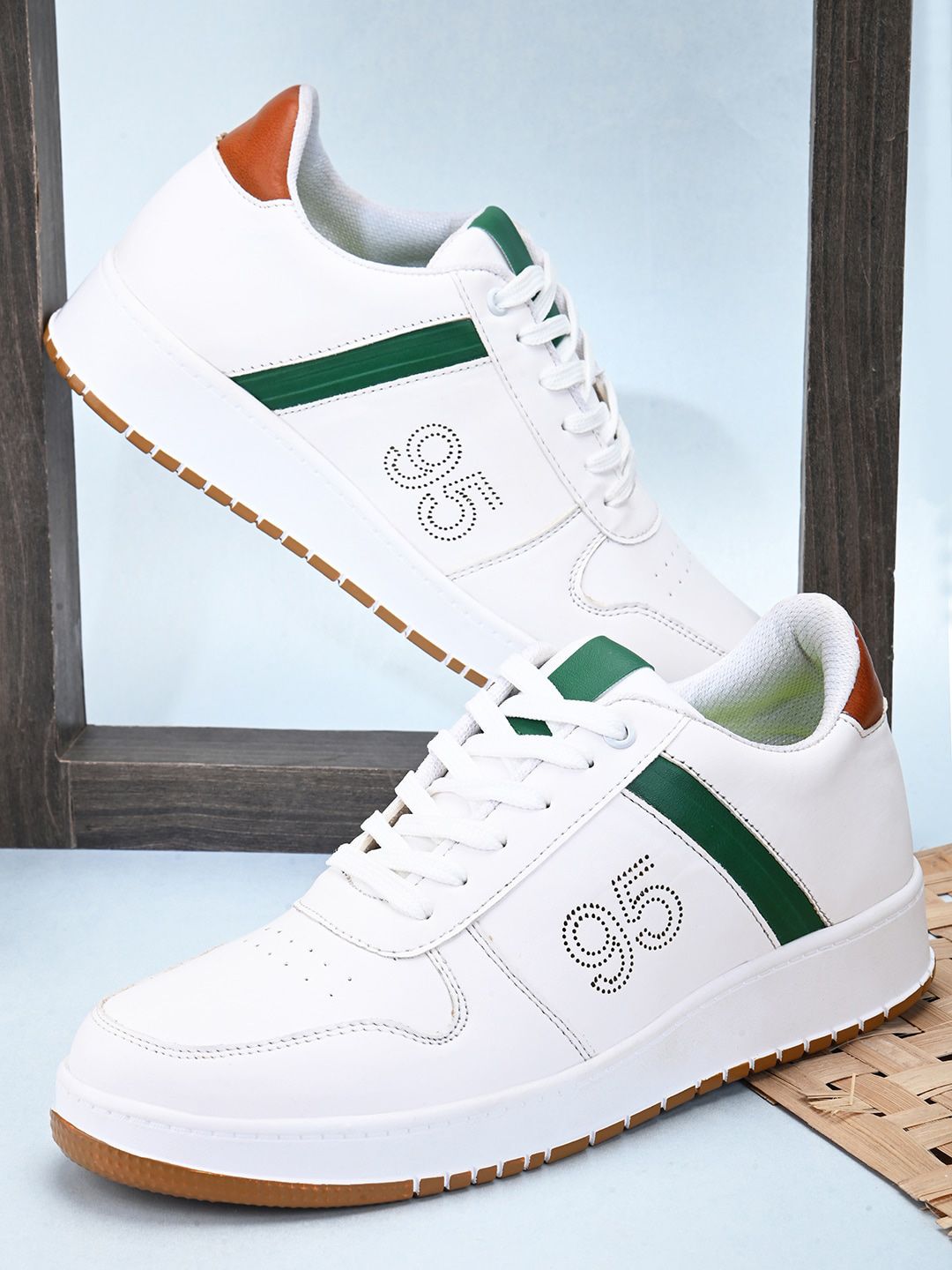 Roadster Men White & Green Colourblocked Lightweight Lace-Ups Sneakers