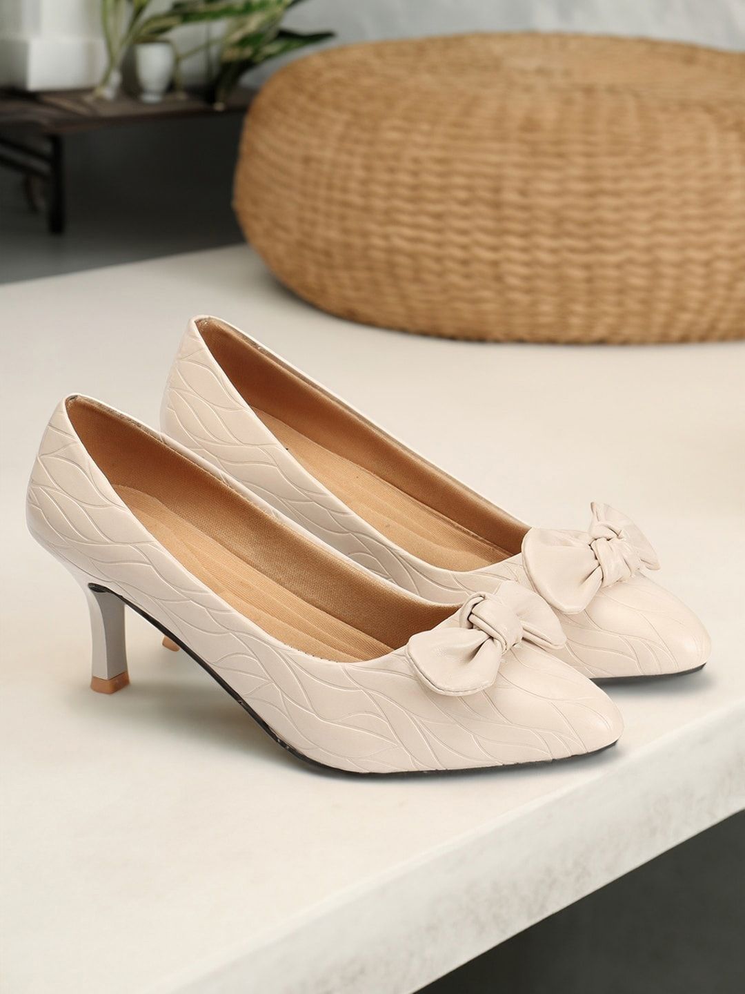 DressBerry Cream-Coloured Pointed Toe Textured Kitten Pumps With Bows