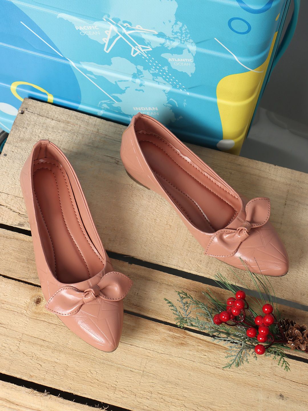 FEET RUNNER Pointed Toe Textured Ballerinas With Bows